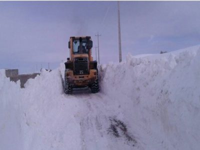 تلاش راهداران کهگیلویه و بویراحمد برای نجات ۵ معلم گرفتار در برف