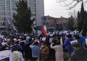 تجمع کادر درمان در مقابل وزارت بهداشت/ مشکلات معیشتی کادر سلامت را به خیابان کشاند