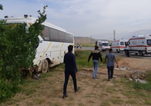 انحراف اتوبوس در کمربندی یاسوج/مصدومین به بیمارستان شهید جلیل منتقل شدند