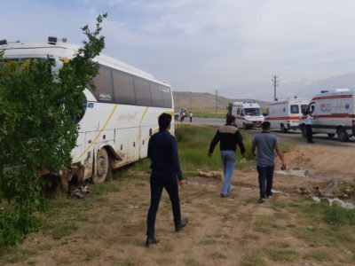انحراف اتوبوس در کمربندی یاسوج/مصدومین به بیمارستان شهید جلیل منتقل شدند
