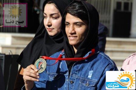 مدال طلای آسیا بر گردن بانوی موتای کار کهگیلویه وبویراحمدی
